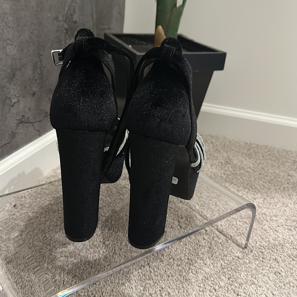 Gianni Bini Velvet Platform Heel - Picture 4 of 5